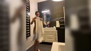 -Alessandra молодая шлюшка любит дрочить письку в ванной