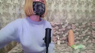 CreamAssK худенькая телка трахает узкую попку огромным дилдо