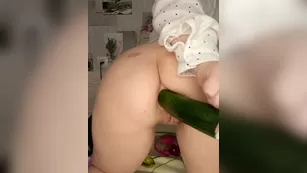 Anesteishen пышная зрелая мамка трахает себя в жопу огурцом