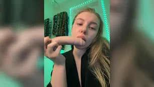 jucieLussie пышная сучка решила соснуть резинового хуйца перед сном