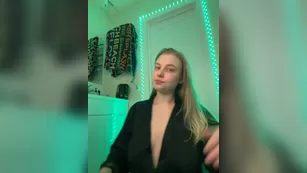 jucieLussie пышная сучка решила соснуть резинового хуйца перед сном