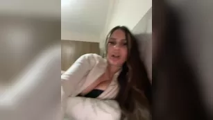 Syka001 брюнетка крупнм планом ублажает свою сочную письку