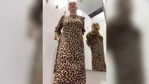 jucieLussie толстая шлюшка зашла в примерочную и увлеклась секс игрушками