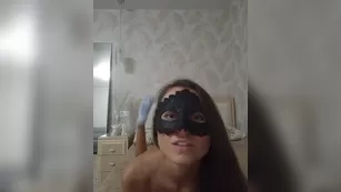 -Smetanka- секси милфа с большими дойками танцует голая на кровати