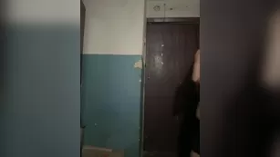 -Molly-Mae- худенькая блондинка стеснительно раздевается и показывает тело