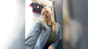 jucieLussie малышка заскочила в примерочную подрочить мокрую вагину