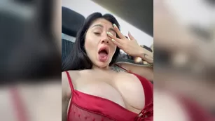 Wet__Bunny тату брюнетка в машине трогает себя за письку