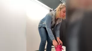 jucieLussie всегда ношу с собой дилдо чтобы подрочить и пососать в раздевалке