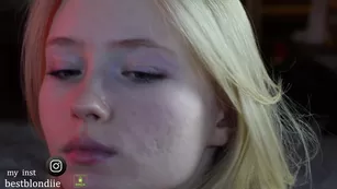 Bestblondie милая молодая блондинка эротично сосет пальчики