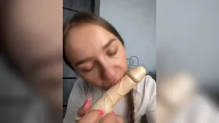 -Ange1ok- русская молодая девка насасывает резиновый член