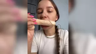 -Ange1ok- русская молодая девка насасывает резиновый член