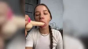 -Ange1ok- русская молодая девка насасывает резиновый член