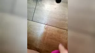 NeNaSuTnA брюнетка мастурбирует сочную бритую киску от первого лица