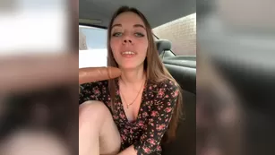 -TATUHA- милая шлюшка сочно сосет резиновый член в своей машине