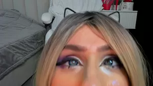 Lina-moore69 тату блонда показывает ротик и облизывает дилдо