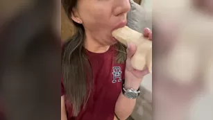 PremierLeague милая милфа сочно сосет дилдо и имитирует камшот в рот