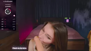 Katarini милая шлюшка нежно и эротично сосет резиновый хуй