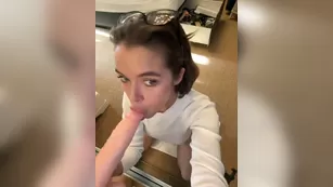 -Alessandra молоденькая шлюшка сочно сосет член на зеркале