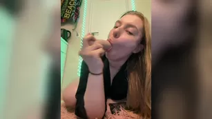 jucieLussie толстушка трахает пальцами себя в анал