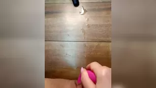 NeNaSuTnA брюнетка в чулках доводит себя до сквирта с охмибод