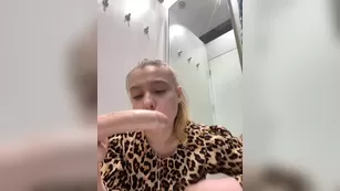 jucieLussie развратная толстушка сосет дилдо и трогает вагину в примерочной