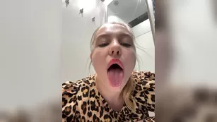 jucieLussie развратная толстушка сосет дилдо и трогает вагину в примерочной