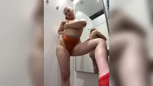 jucieLussie развратная толстушка сосет дилдо и трогает вагину в примерочной