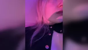 BoredGirl пышная блонда крупным планом трогает свою сочную письку