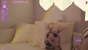 Taanni милая девочка стоит перед камерой голая раком