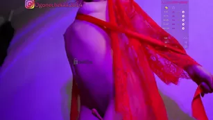 OgonEchEKKK малыха эротично танцует в красном кружевном пенюаре