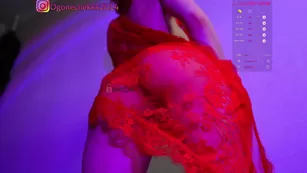 OgonEchEKKK малыха эротично танцует в красном кружевном пенюаре