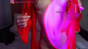 OgonEchEKKK малыха эротично танцует в красном кружевном пенюаре