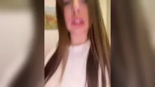 mendi- девочка мастурбирует и будто трется писькой о твой ротик