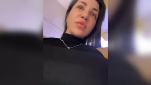 -ANN- брюнетка мастурбирует перед камерой на кухне