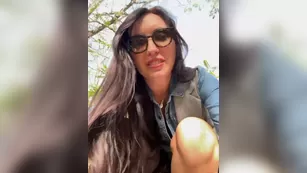 DIVORA развратная милфа мастурбирует письку в парке