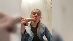 jucieLussie пышная шлюшка всегда носит с собой дилдо чтобы сосать когда очень хочется