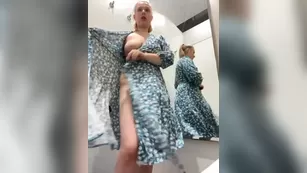 jucieLussie меряю наряды и не забываю трогать постоянно возбужденную вагину
