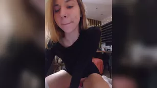 emilypech милая девочка стеснительно светит писькой с охмибод