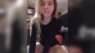 emilypech милая девочка стеснительно светит писькой с охмибод