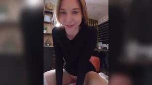 emilypech милая девочка стеснительно светит писькой с охмибод