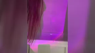 mollyamor татуированная брюнетка эротично купается в футболке