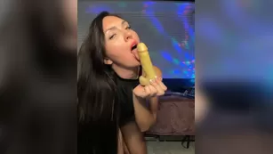 DIVORA сексуальная милф брюнетка делает минет на дилдо