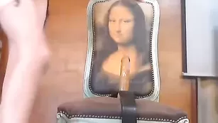 Худенькая шалава присаживается на страпон