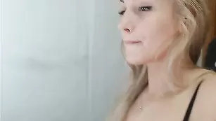 Грудастая куколка slastenaaa танцует стриптиз