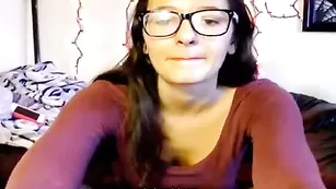 Очкастая сучка Ilikebigboys демонстрирует бритые дырочки