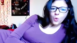 Очкастая сучка Ilikebigboys демонстрирует бритые дырочки