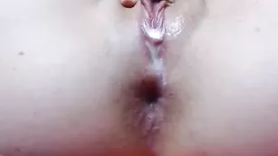 Путана GoldenJannet обильно кончает