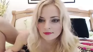 Бесподобная курва viciousqueen тискает бритую письку
