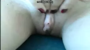 Малолетняя самка LadyMelani теребит половые губки