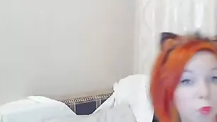 Рыжая шалава alisaelita трахает очко самотыком